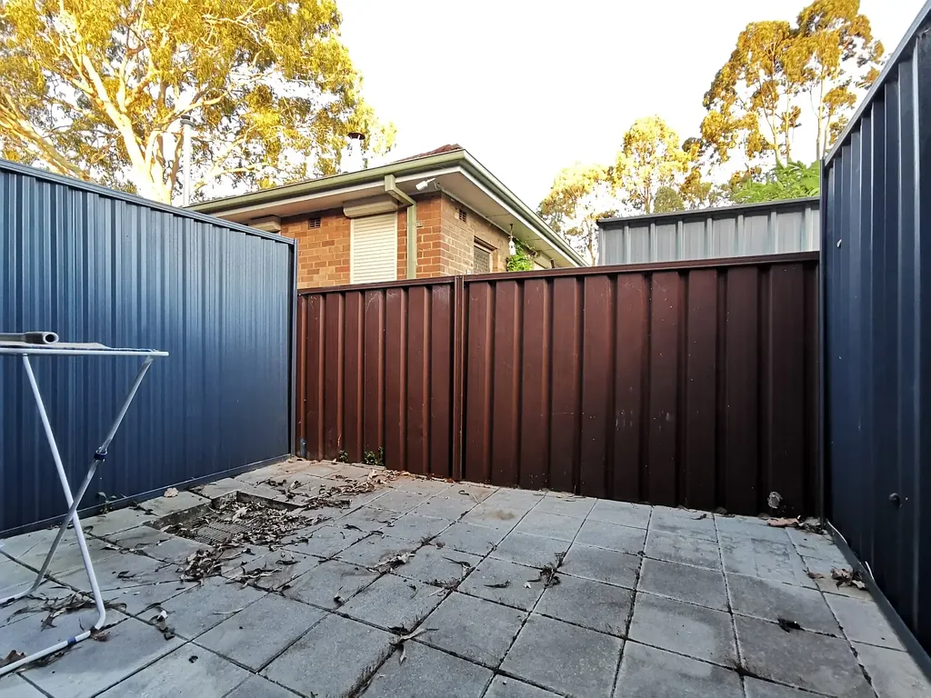 Ground Floor Studio Apartment with Courtyard