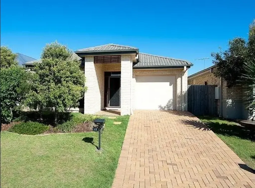 4 BEDROOM HOME WITH DUCTED AIR-CONDITIONING
