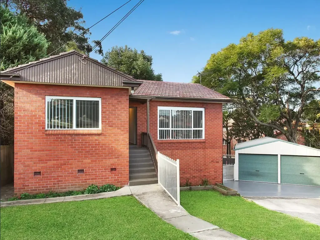 Ryde 5Kwarto Solid brick family home with duplex potential (STCA) walk to Top Ryde Shopping Centre and located in the new LMR zoning area.