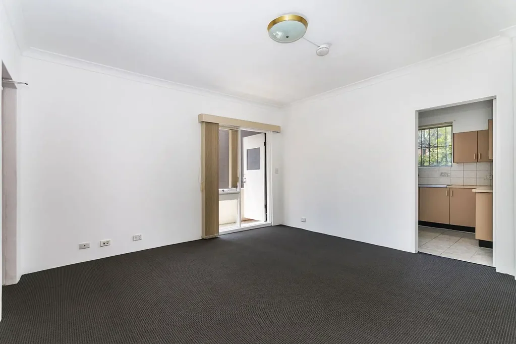Spacious 2-bedroom apartment, in perfect walk to everywhere location