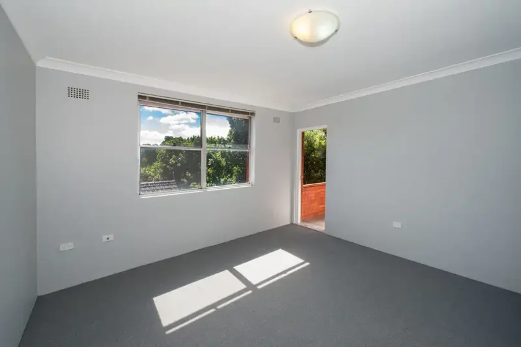 Fresh, Sunlit Apartment in Ideal Location