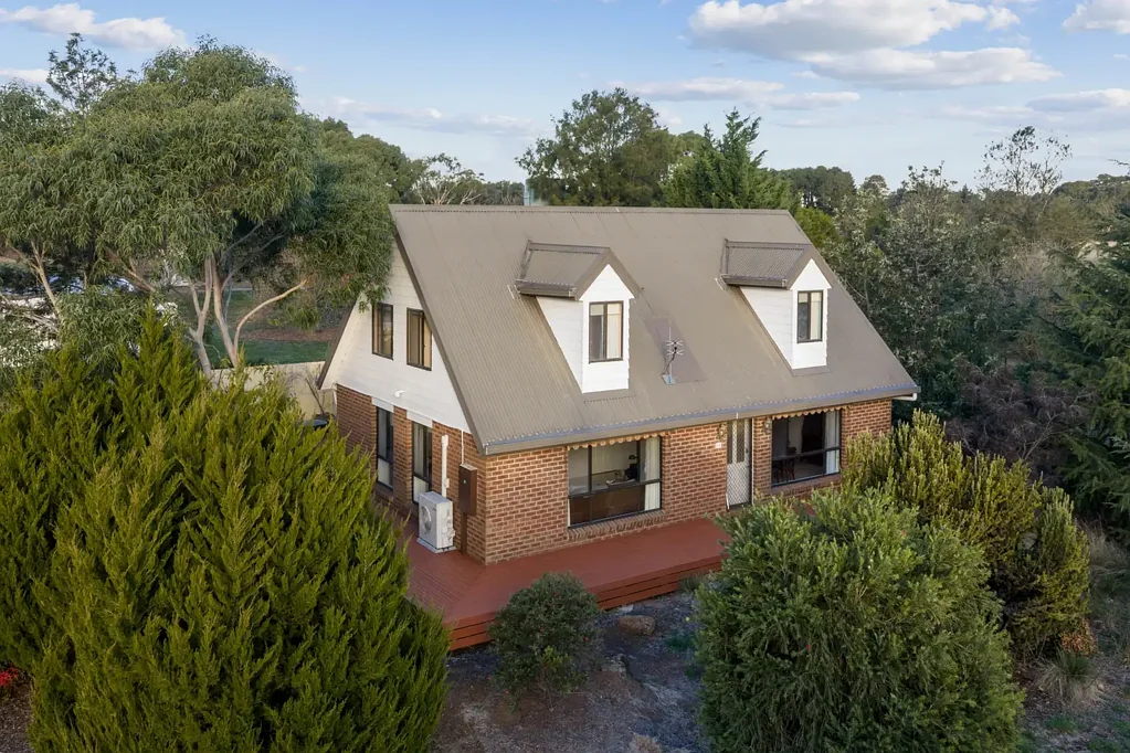 Creswick 5 Slaapkamer Charming Creswick Farmhouse with Dual Accommodation and Acreage