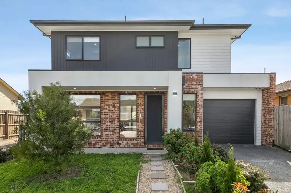 Exceptional Family Townhouse Featuring Modern Design and Everyday Comfort