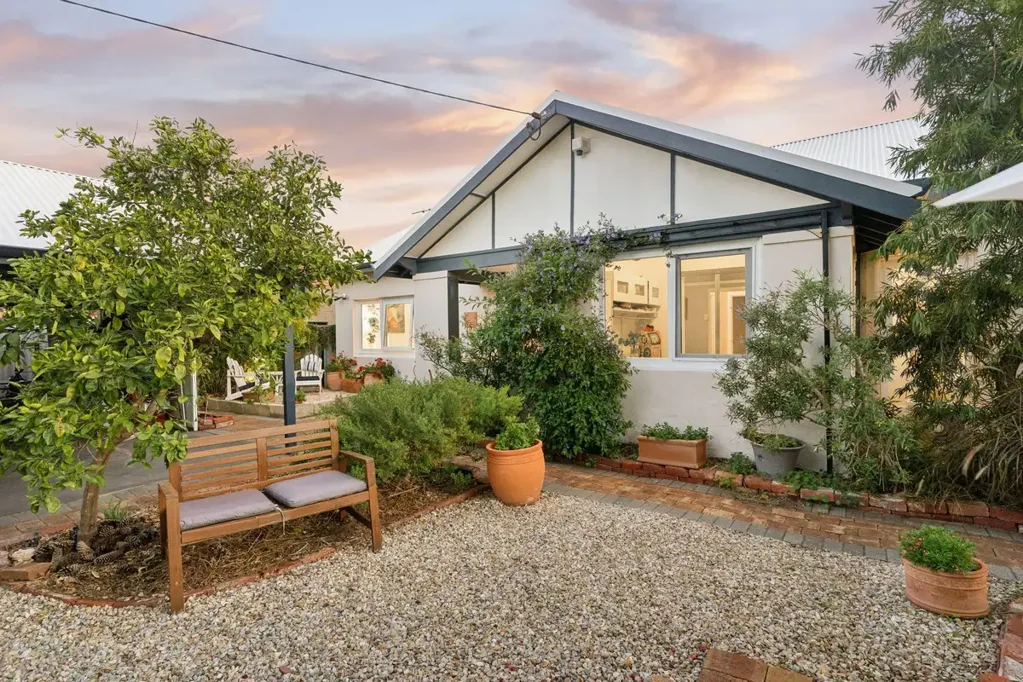 Bedford 3房  CHARMING HOME WITH LUSH APPEAL & MODERN COMFORT!!!