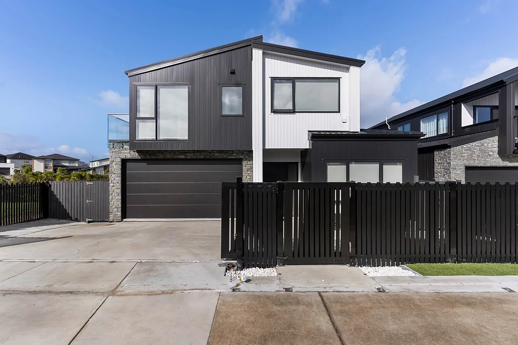 Flat Bush 5房  Unmatched Location, Premium Living by a Reserve!