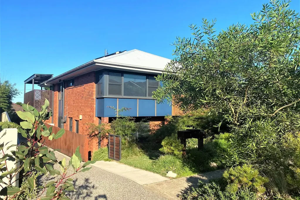 2 Bedroom Flat With Internet, Water & Electricity Included!