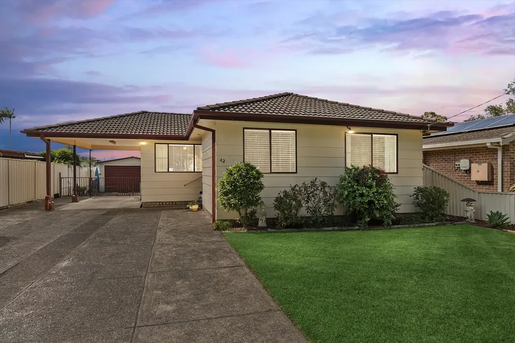 42 Griffith Street, Mannering Park, NSW 2259
