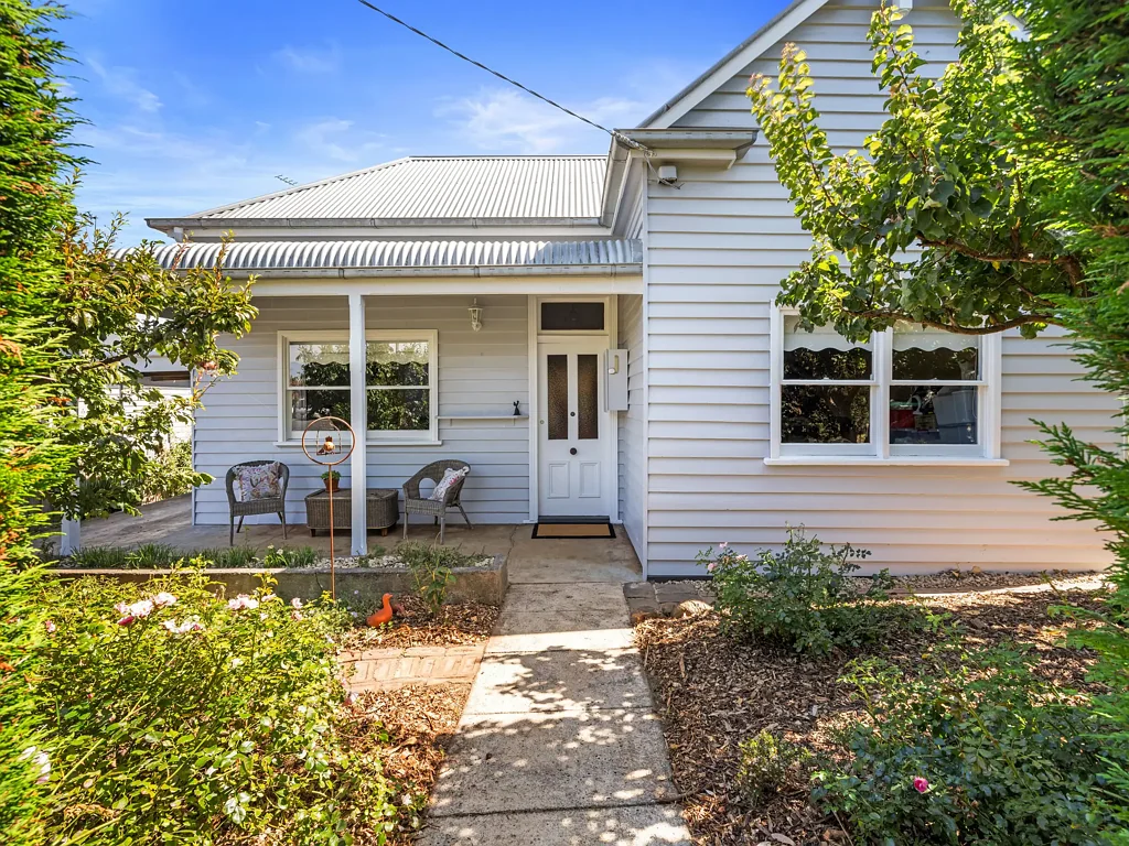 Leongatha 4ਬੈੱਡਰੂਮ STUNNING PERIOD FEATURES WITH MODERN CONVENIENCE!