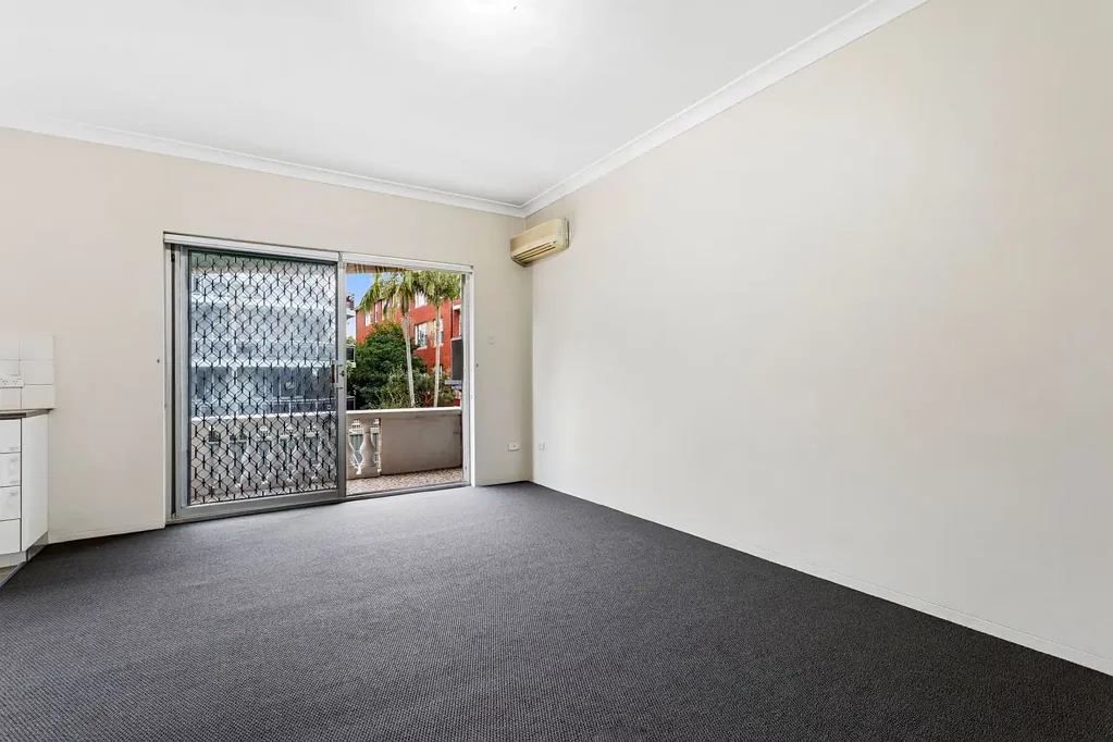 Large 1 bedroom unit in prime location