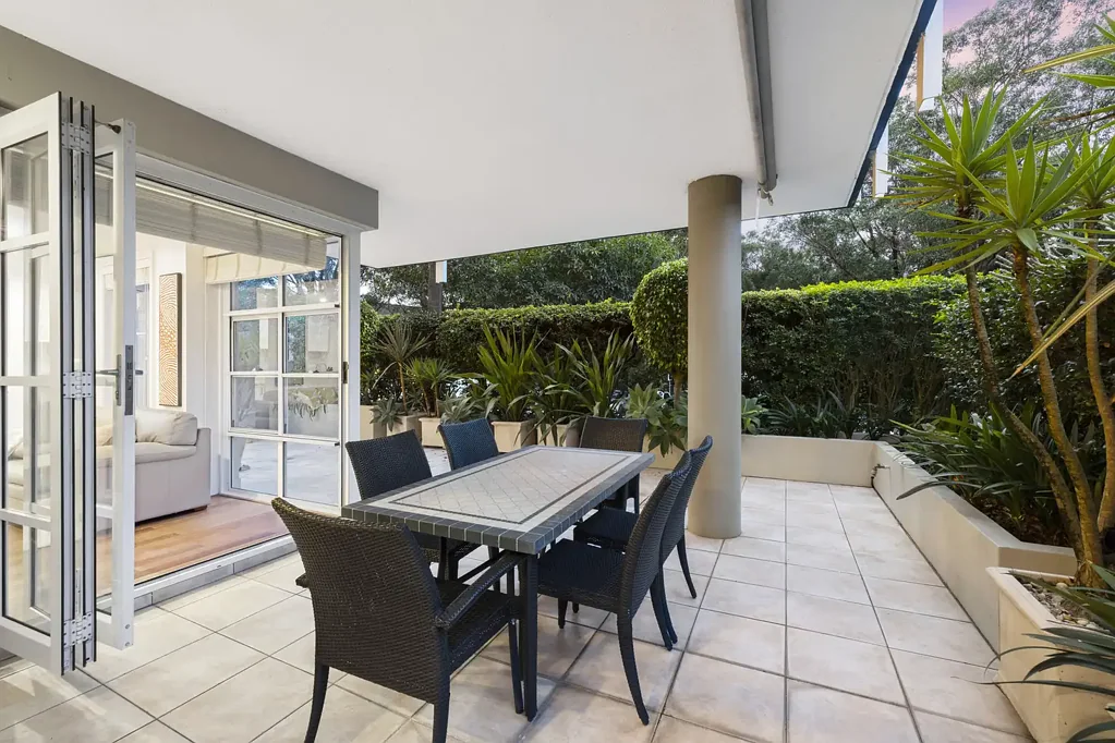 Dee Why 3ห้องนอน Beachside retreat with sun-drenched wraparound terrace and private Street access