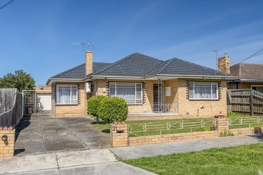 NESTLES CENTRALLY IN THOMASTOWN!