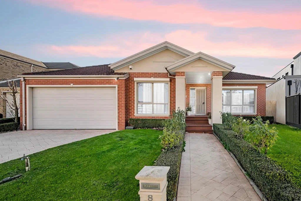 Taylors Lakes 4 Bedroom Meticulously Built in a Prestigious Court