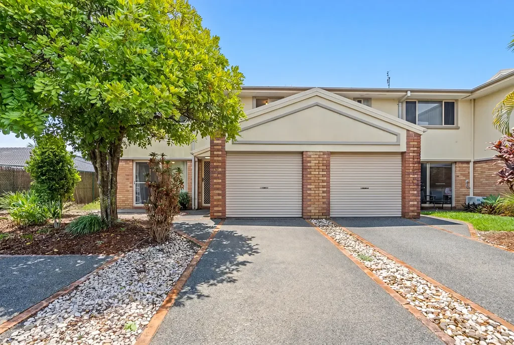 Upper Coomera 3房  SPACIOUS END UNIT WITH A LARGE BACKYARD!