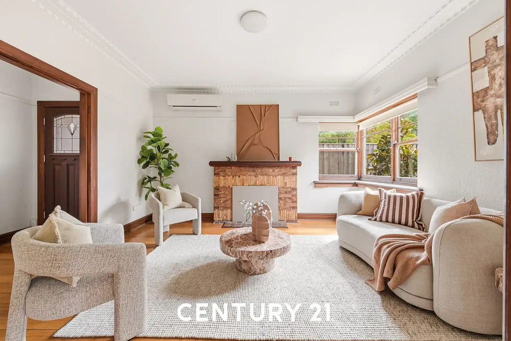 Brighton East 2房 Brighton East宁静角落 445sqm砖砌艺术 宽敞布局 自然光线 充足存储 公立名校近邻 步行便利 Charming Art Deco Home with Character & Superb Lifestyle Appeal