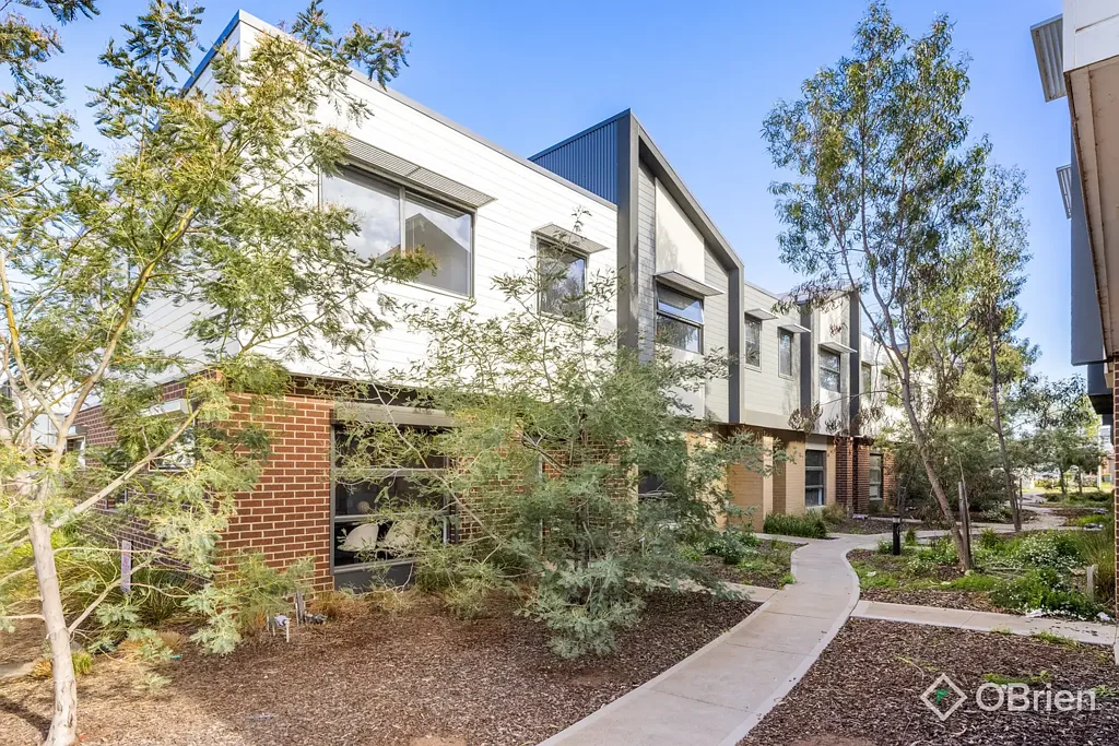 STUNNING CONTEMPORARY RESIDENCE AWAITS YOU...