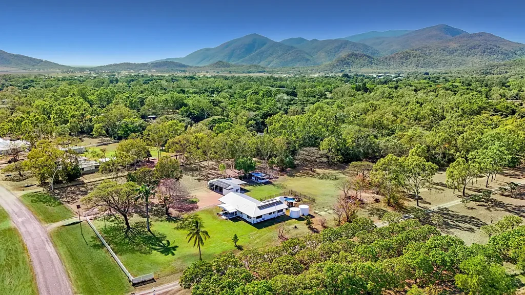 Alligator Creek 3ਬੈੱਡਰੂਮ Acreage Lifestyle Home with Pool, Shed and Stables - plus over 7.5 acres!