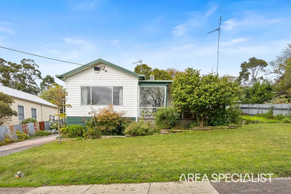 Korumburra 3침실 The Brief: A Lifetime of Memories in Korumburra's Most Coveted Street