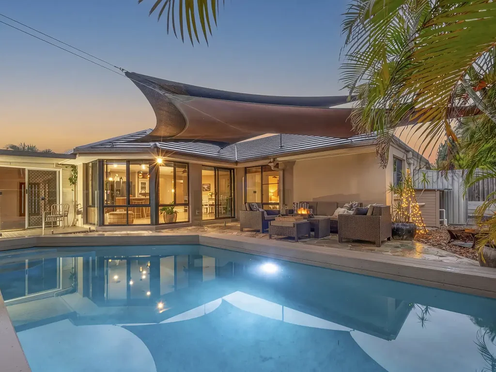 Upper Coomera 5chambre Spacious Family Entertainer with Pool, Side Access & Granny Flat Potential in Highland Reserve