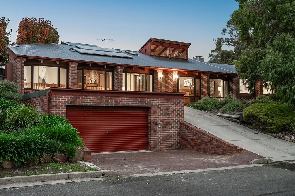 Flagstaff Hill 3غرفة نوم An Exceptional Three-Bedroom Haven with Stunning Raked Ceilings and Exposed Brick Features...