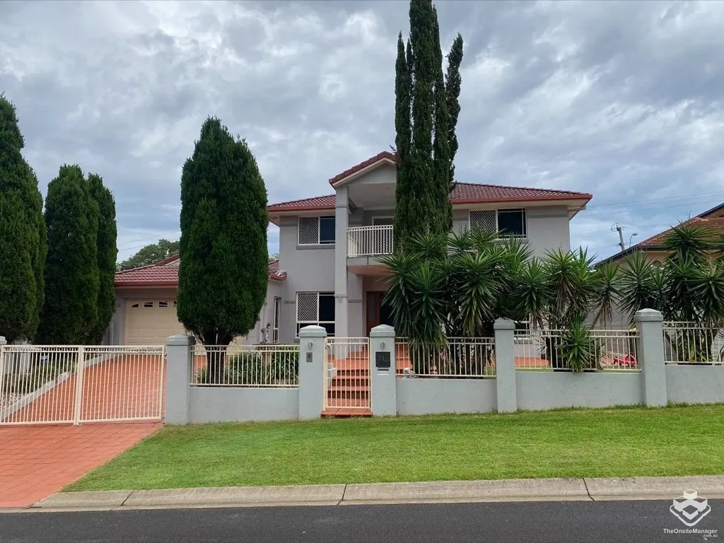 Partially Furnished Stunning 6 Bedroom, 3 bathroom, House in Carindale