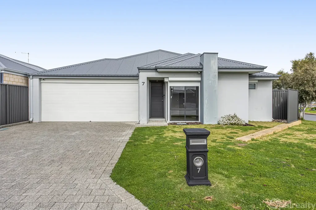 Baldivis 3房  Corner-block family living opposite the park with fantastic entertaining