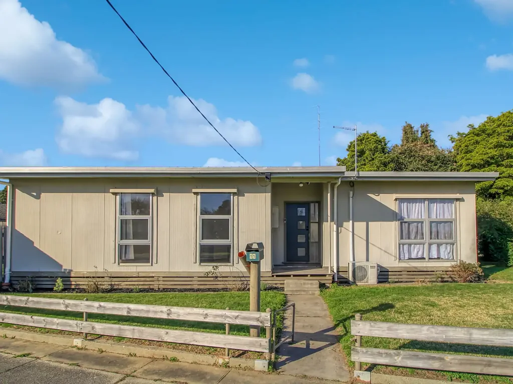 East Bairnsdale 3 Bedroom LOVELY CORNER BLOCK HOME WITH INVITING LAYOUT