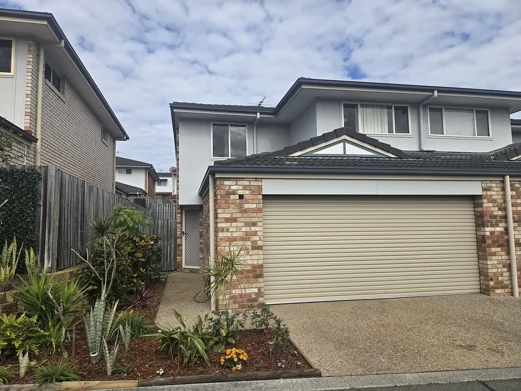 Convenient Townhouse Living Opposite Blunder Road Shopping Centre