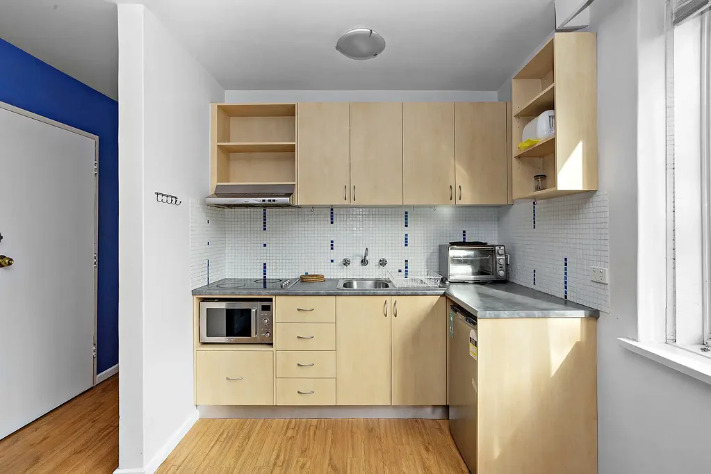 Bright and Position Perfect Apartment - FURNISHED
