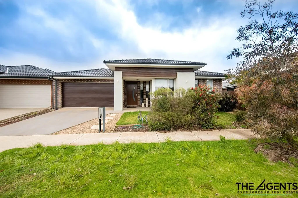 Spacious Family Home with Multiple Living Areas in Aintree