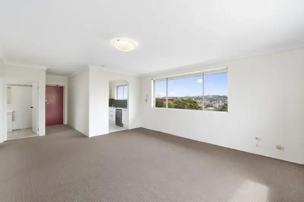 Top floor apartment with great views + undercover parking