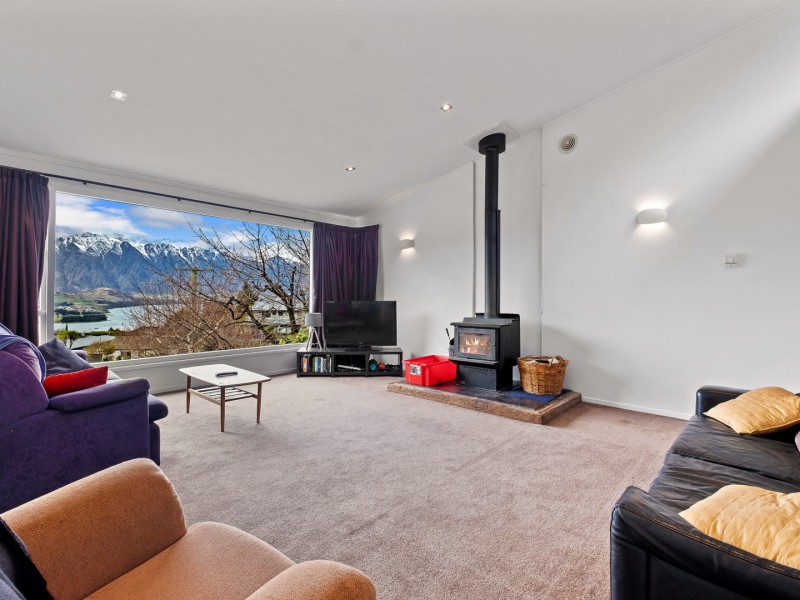 6 Wynyard Crescent, Fernhill/Sunshine Bay, Queenstown Lakes, 8 રૂમ, 2 બાથરૂમ