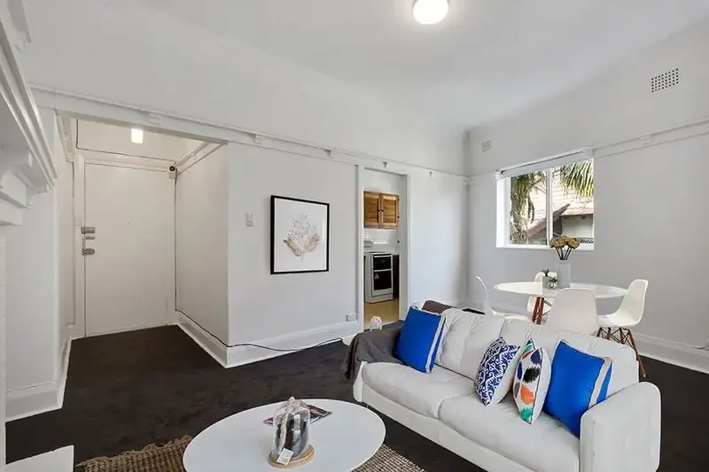 Large Spacious Light and Bright One Bedroom & Sunroom