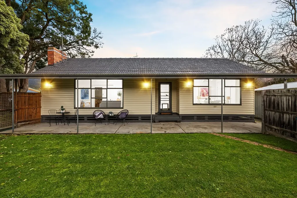 Upper Ferntree Gully 3房 721平米转角地块 木质风情别墅 步行即达车站学校公园 宽敞花园储藏小屋 The Brief: Charming Corner Block with Endless Potential