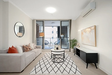 Lidcombe 2房 Premium Suite设计 四面朝向采光 双阳台娱乐空间 现代厨房主卧带Ensuite 邻近火车站名校 📍Premium Skypoint Towers Suite | Triple-Aspect Living with Dual Balconies & Expansive District Views