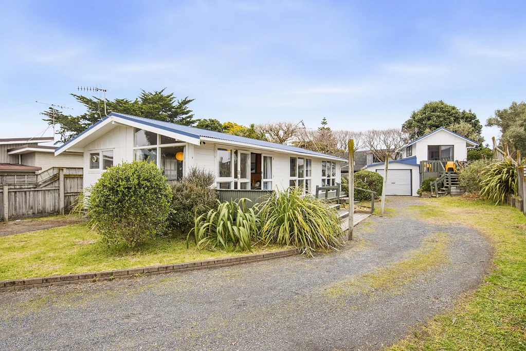 Paraparaumu Beach 3房  Think Bahamas. This Home.