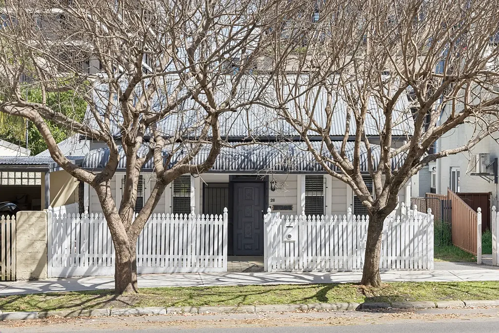 Leichhardt 3침실 Freestanding double-fronted cottage with lock-up garage