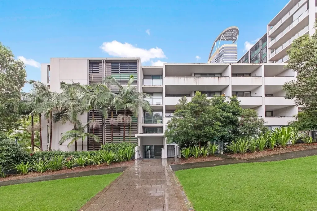 Spacious Modern Living in the Heart of Rhodes
