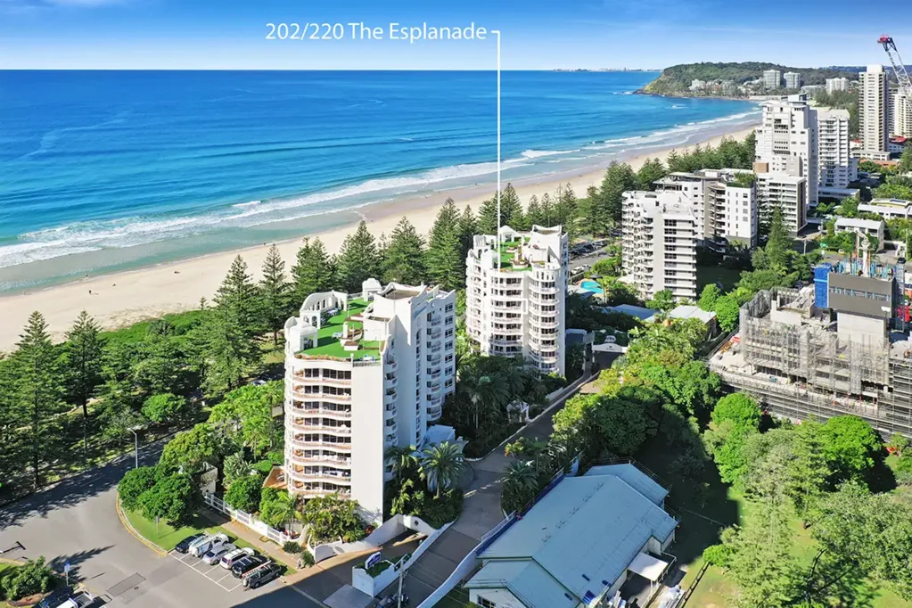 Burleigh Heads 1房  Coastal Resort-Style Living in the Heart of Burleigh Heads