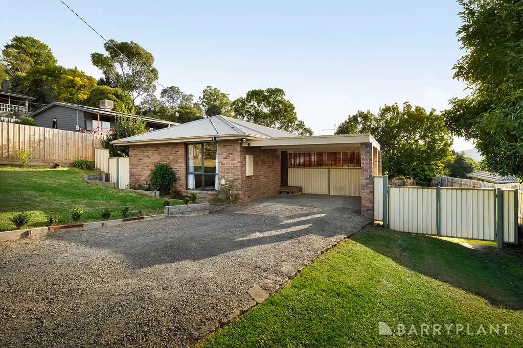 Healesville 3房 宽敞地块1049平米 精心翻新三卧 书房 开放式厨餐区 全新Kaboodle厨房 大型岛屿吧台 木质地板 私密套间 步入式衣帽间 多功能阳光房 燃气供暖 分体空调 全新地毯 遮盖露台 成熟橡树 隐私 Thoughtfully Updated Family Home on a Generous Block