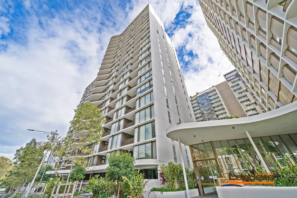 Macquarie Park 2房 Macquarie Park黄金地段 高天花板木地板 Miele电器 主卧带Ensuite 地铁对面 公共空中露台 Unmatched Convenience with Stunning Panoramic Views !