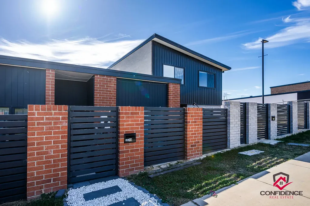 Whitlam 2ਬੈੱਡਰੂਮ Stylish Seperate Title Residence just Opposite Reserve!!