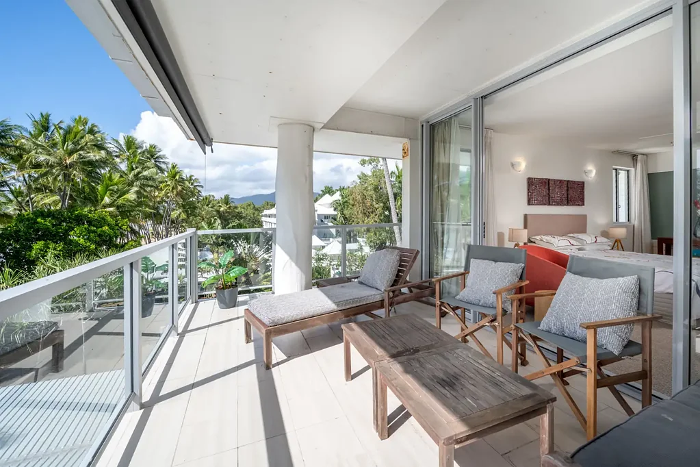 RESORT STYLE PENTHOUSE RIGHT ON THE BEACHFRONT – SHORT TERM CONTRACT