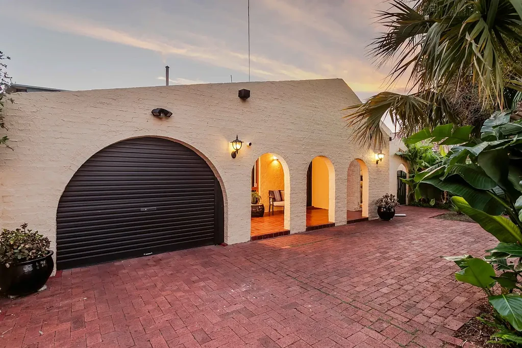 Cowandilla 3침실 Spanish Colonial Revival Grandeur with Flexible Family Living on a Rare Scale