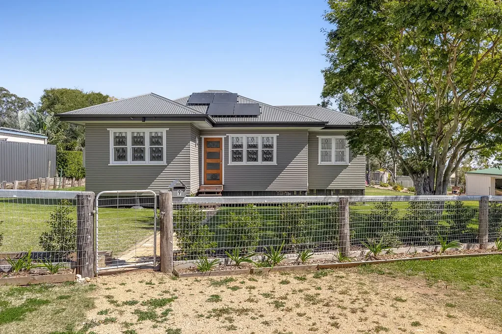 Meringandan West 3બેડરૂમ Beautifully presented Home on a Half Acre Block - Act Fast!