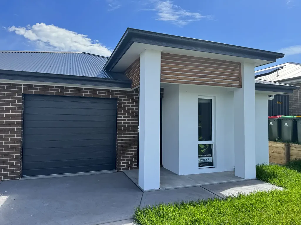 NEAR NEW 3 BEDROOM DUPLEX