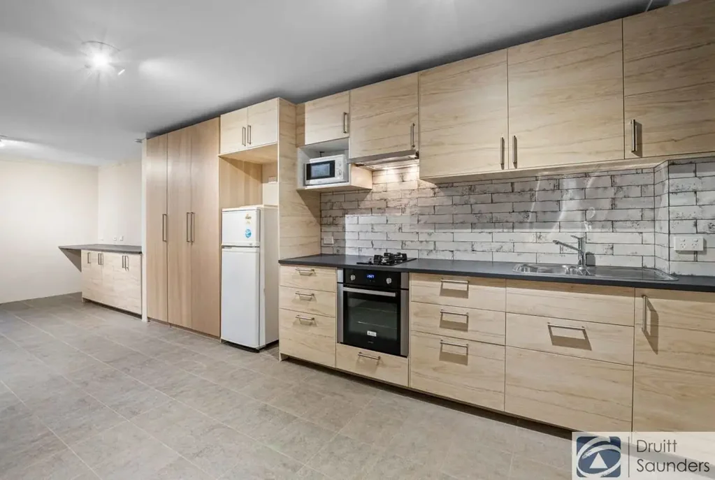 Refurbished Studio Apartment 
HOME OPEN SATURDAY 06 JUNE AT 9.00AM SHARP!
