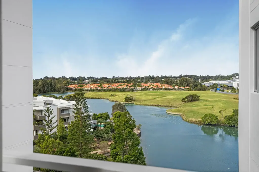 Robina 2Phòng ngủ Stylish Water View Apartment in the Heart of Robina