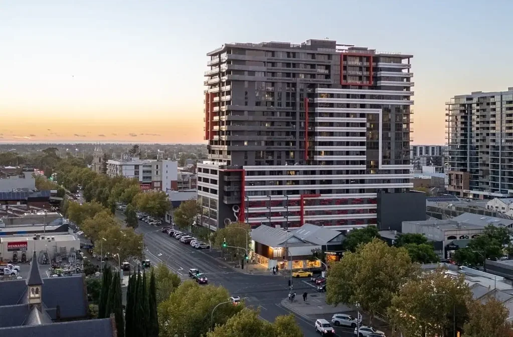Adelaide 2 Slaapkamer Sleek & Stylish CBD Apartment: City Lights and Hills Views