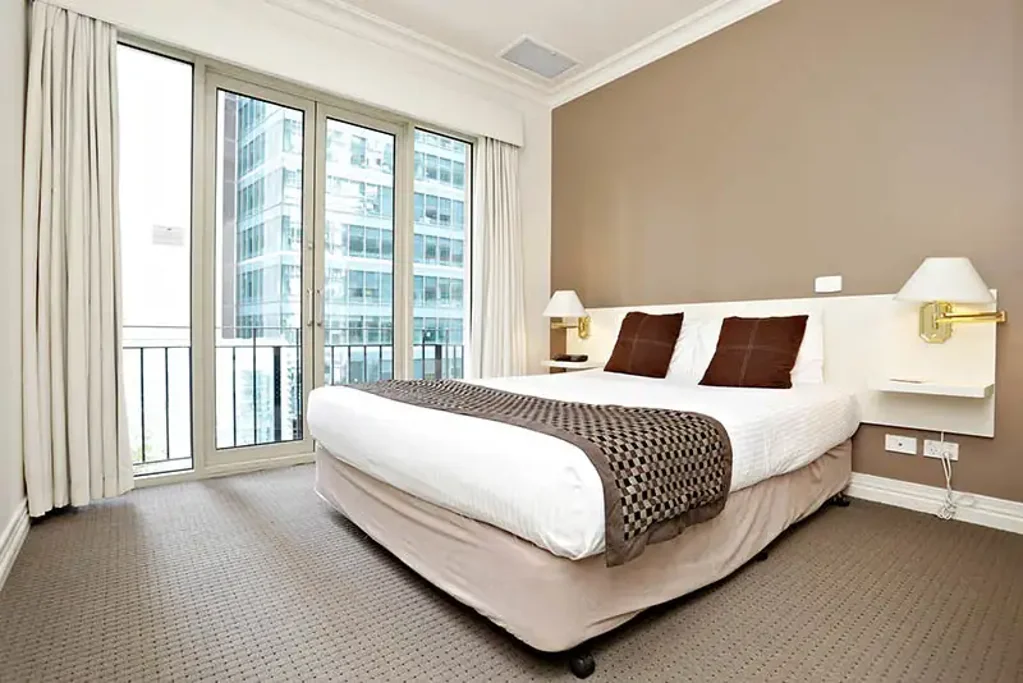 Melbourne 1房 朝北一居室 35㎡俯瞰街道 功能厨房 开放式空间 整洁浴室 双人卧室 朱丽叶阳台 CBD黄金地段 长期租约 高净回报 Room with a view...entry level investment opportunity with 30 Days Owners use per year