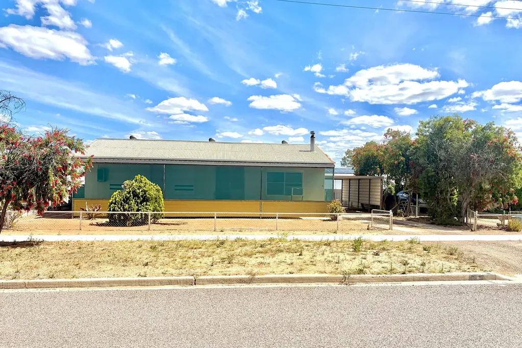 Wudinna 3Kwarto Affordable Home with Bonus Rumpus Room, Carport and Shedding